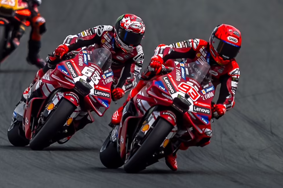 Марк Маркес и Франческо Баньяя из Ducati Lenovo перед этапом MotoGP в Сильверстоуне