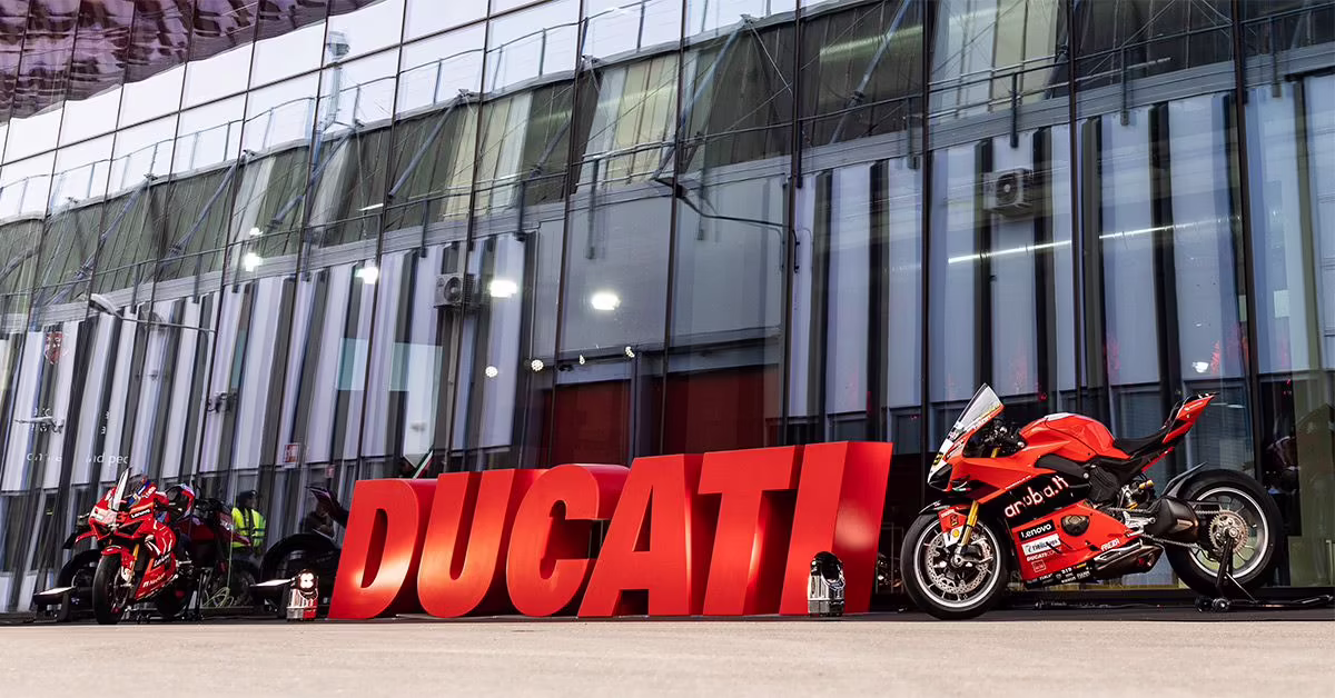 Генеральный директор Ducati Клаудио Доменикали на фоне мотоциклов бренда