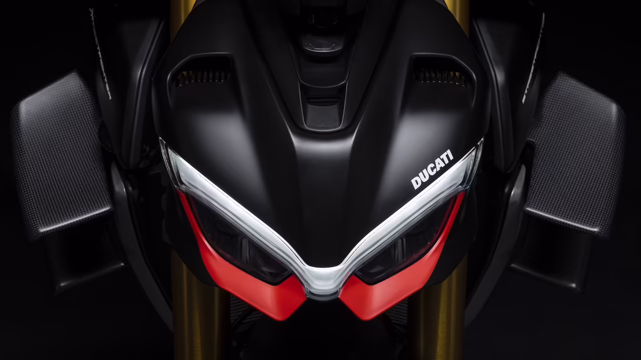 Ducati Streetfighter V4 SP на треке в динамичном повороте