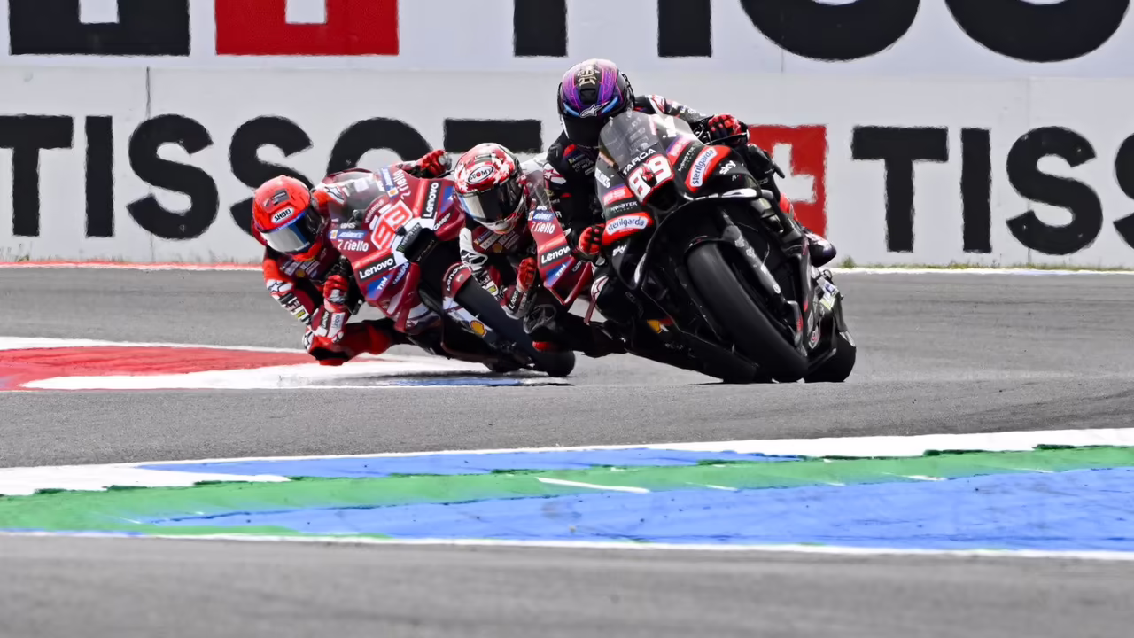 Руководитель Ducati Давиде Тардоцци обсуждает борьбу с Aprilia в паддоке MotoGP