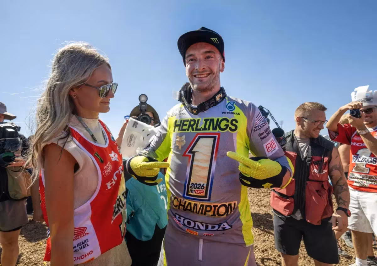 Джеффри Херлингс на Honda CRF450RW команды Honda HRC Petronas празднует титул чемпиона мира MXGP 2026 на Гран-при Турции в Афьонкарахисаре