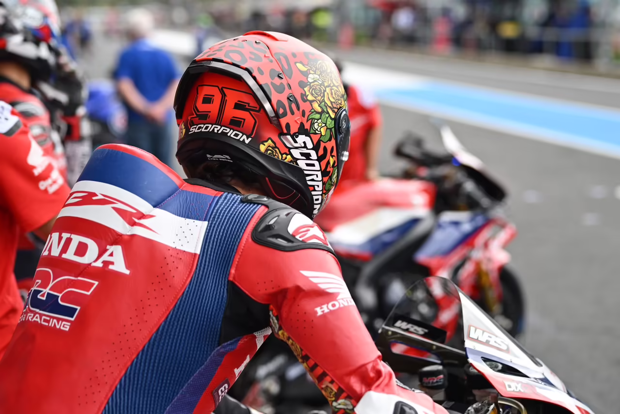 Jake Dixon, 2026 French WorldSBK, pit box. Credit: Gold and Goose. © Gold & Goose