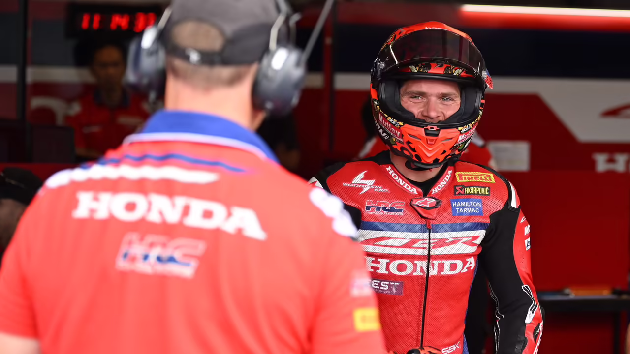 Джейк Диксон на Honda CBR1000RR-R в боксах команды на этапе WorldSBK в Маньи-Куре