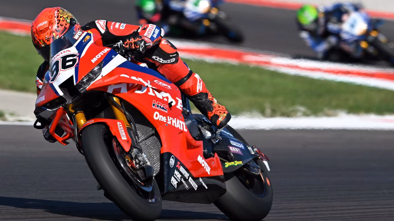Джейк Диксон на Honda Fireblade во время этапа WorldSBK в Кремоне