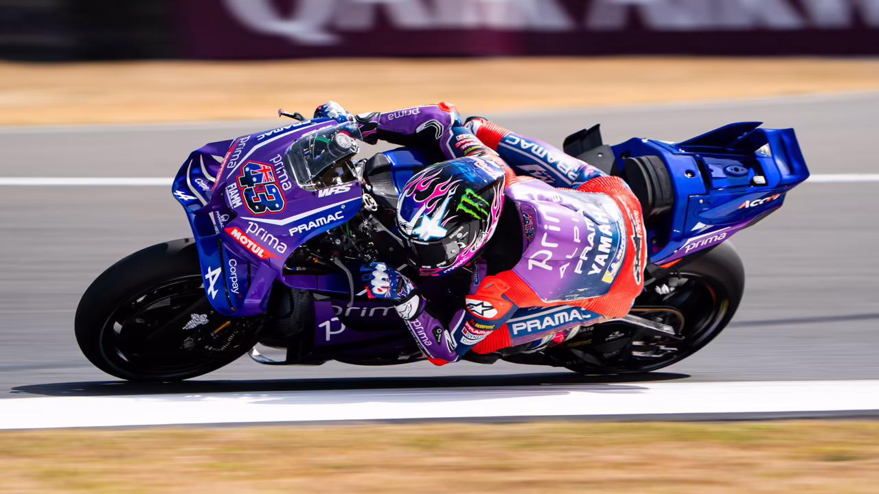 Джек Миллер на мотоцикле Pramac в гонке MotoGP в Сильверстоуне