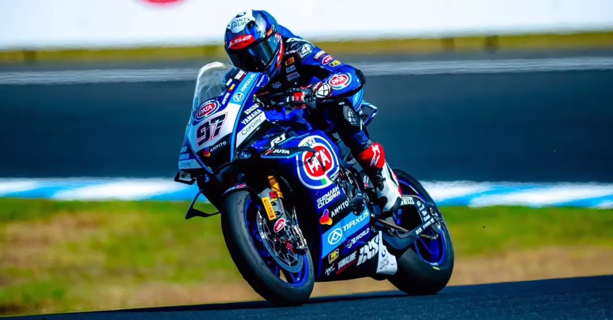 Джек Миллер на Yamaha YZF-R1 в боксах команды