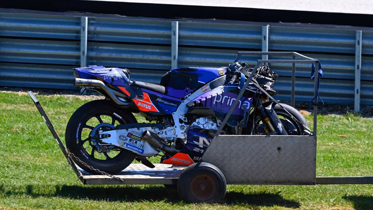 Повреждённая Yamaha M1 Джека Миллера