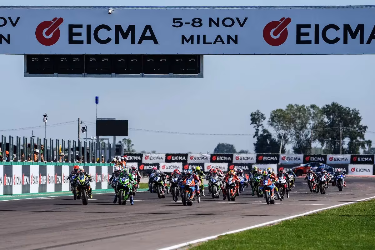 Джереми Алькоба на мотоцикле Kawasaki лидирует в гонке WorldSSP в Кремоне