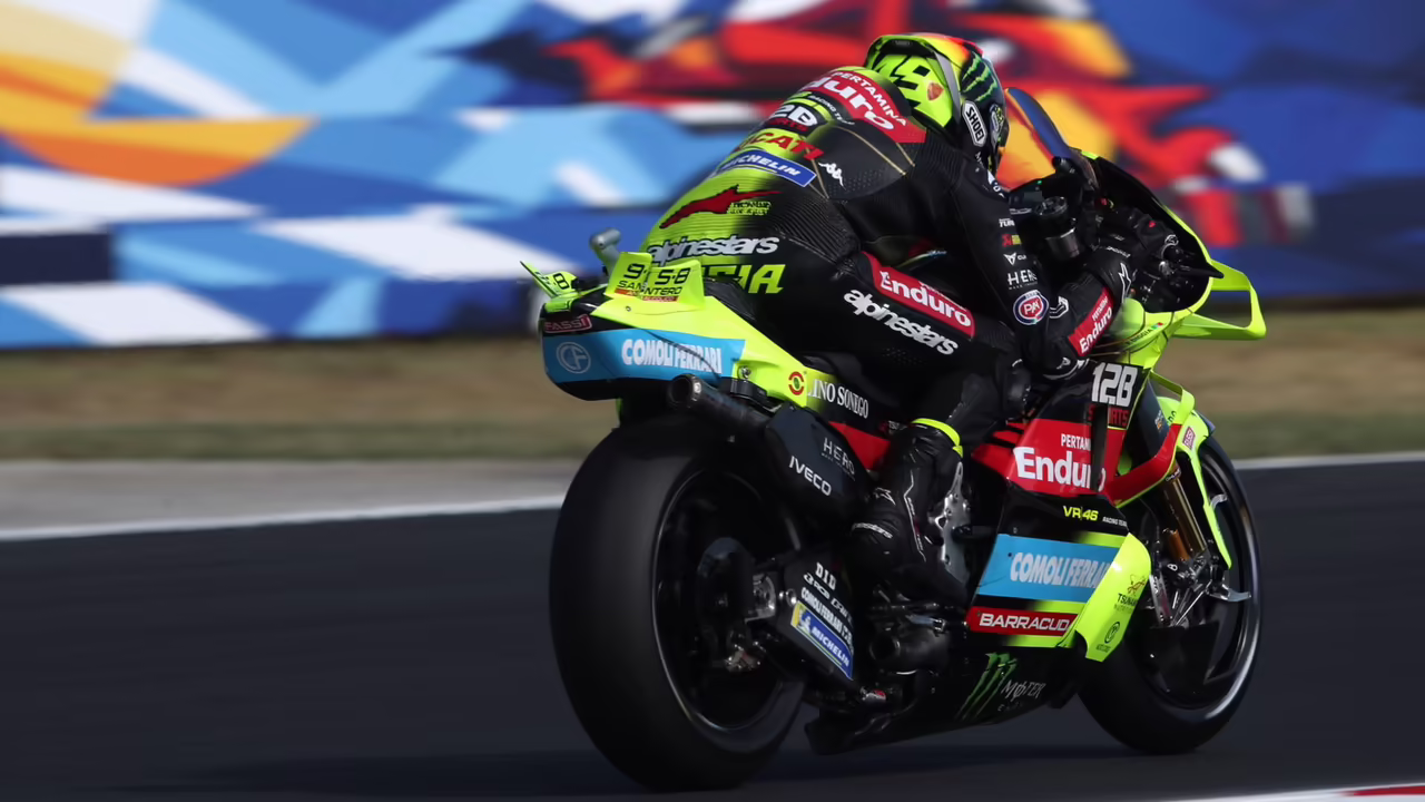 Фабио Ди Джанантонио на Ducati VR46 в повороте трассы Мизано