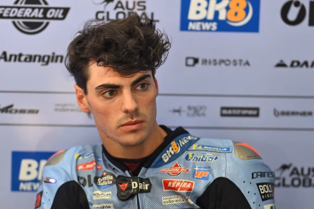Фермин Альдегер на мотоцикле во время этапа MotoGP