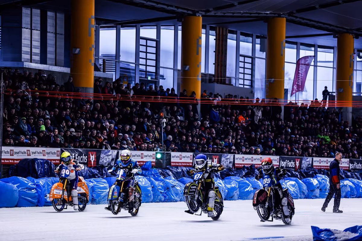 Ледовые спидвеисты проходят поворот на чемпионате мира FIM