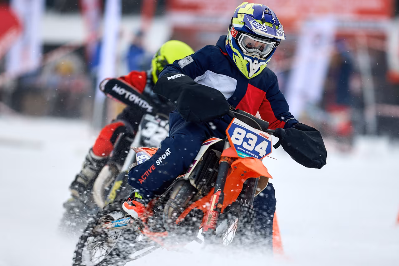 Гонщики на мотоциклах участвуют в финальных заездах серии MX-Speedway