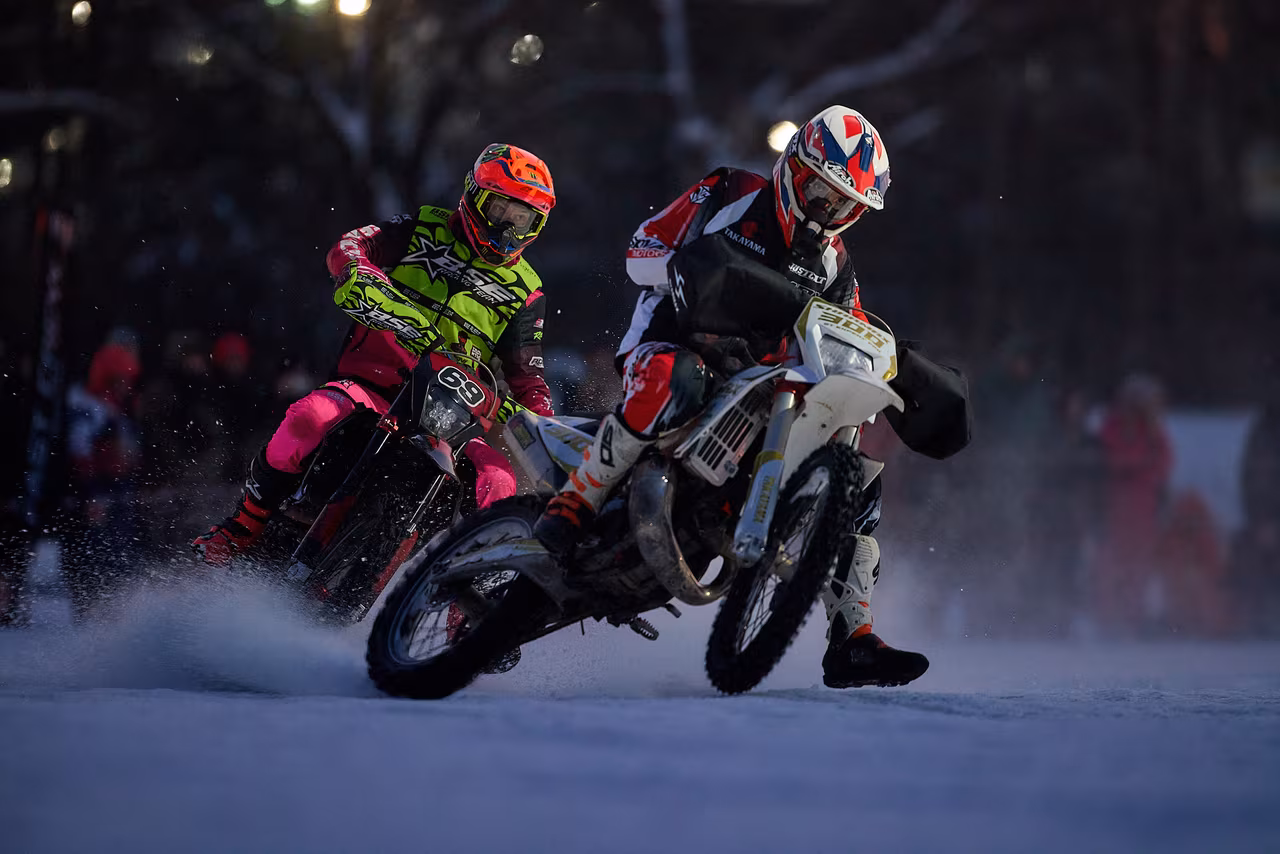Гонщики на мотоциклах участвуют в финальных заездах серии MX-Speedway