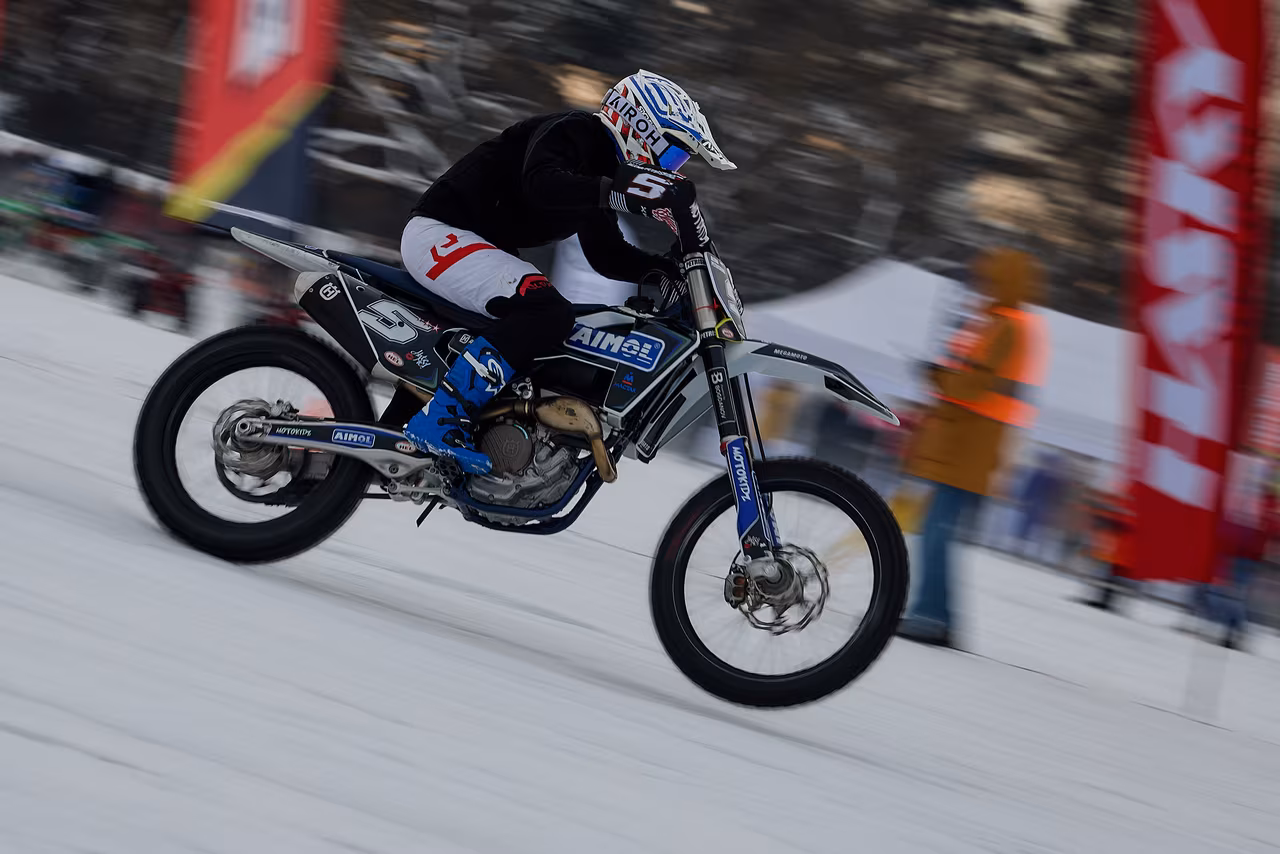 Гонщики на мотоциклах участвуют в финальных заездах серии MX-Speedway