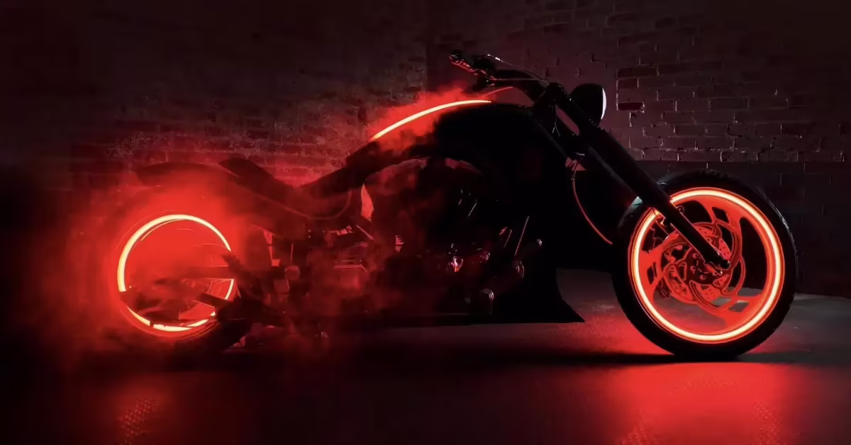 Чоппер Bourget’s Bike Works Dark Rider, созданный Sega по мотивам Sonic, на фоне паддока MotoGP