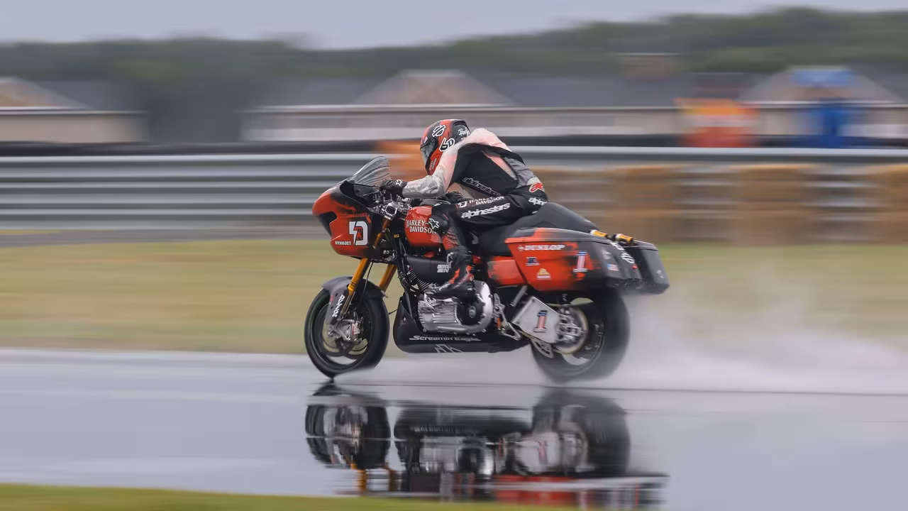 Гоночный баггер Harley-Davidson на трассе King of the Baggers