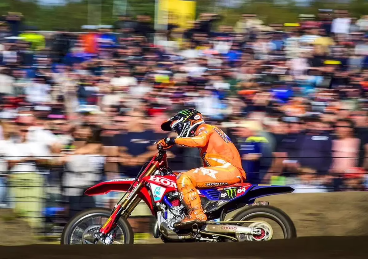 Джеффри Херлингс на песке Арнема впереди Кая де Вольфа, этап MXGP 2026