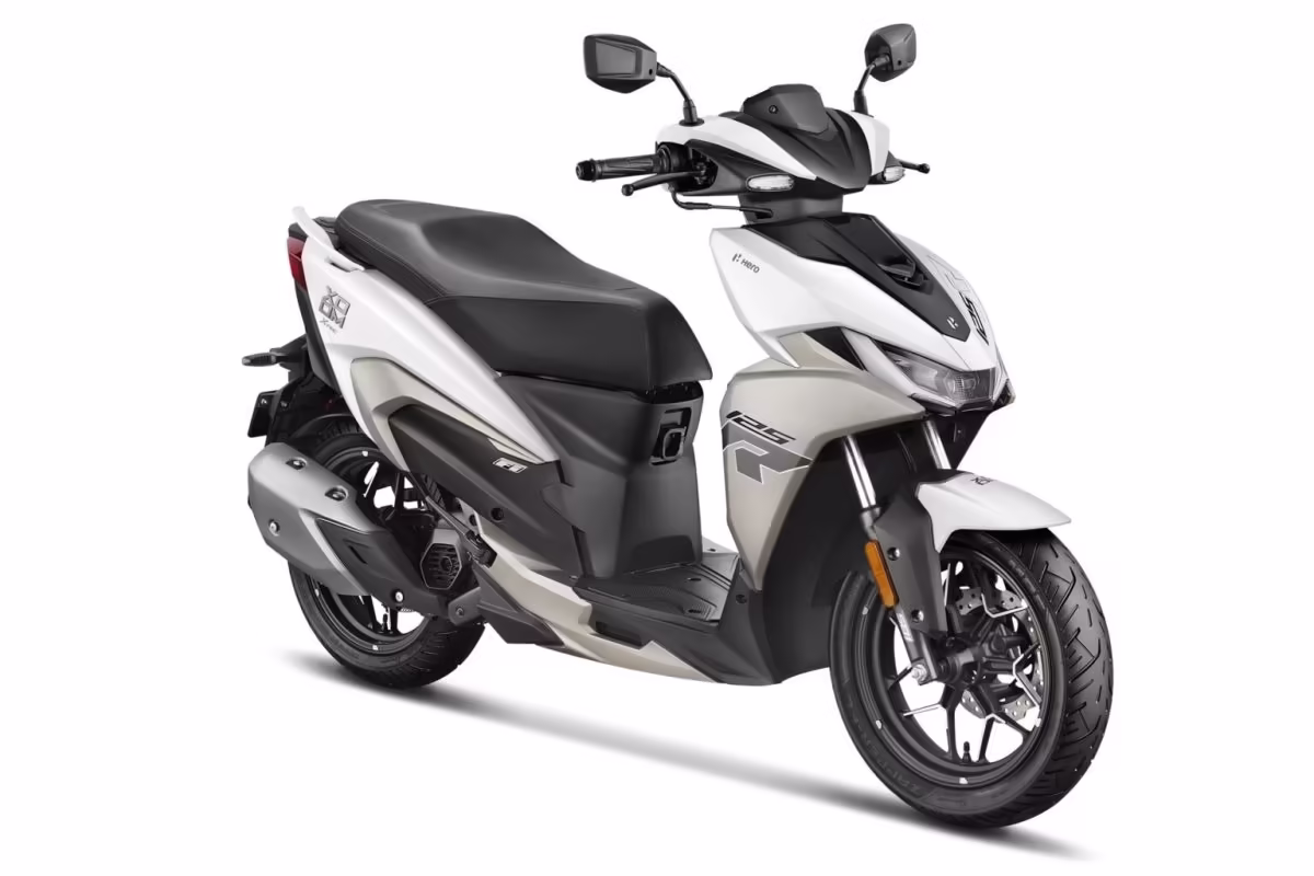 Скутер Hero Xoom 125R на улице, вид сбоку