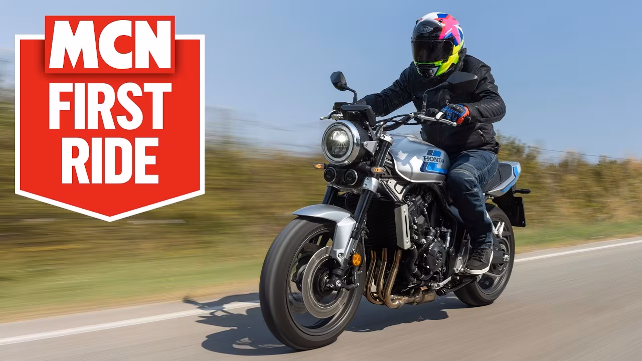 Honda CB1000F проходит поворот на дороге