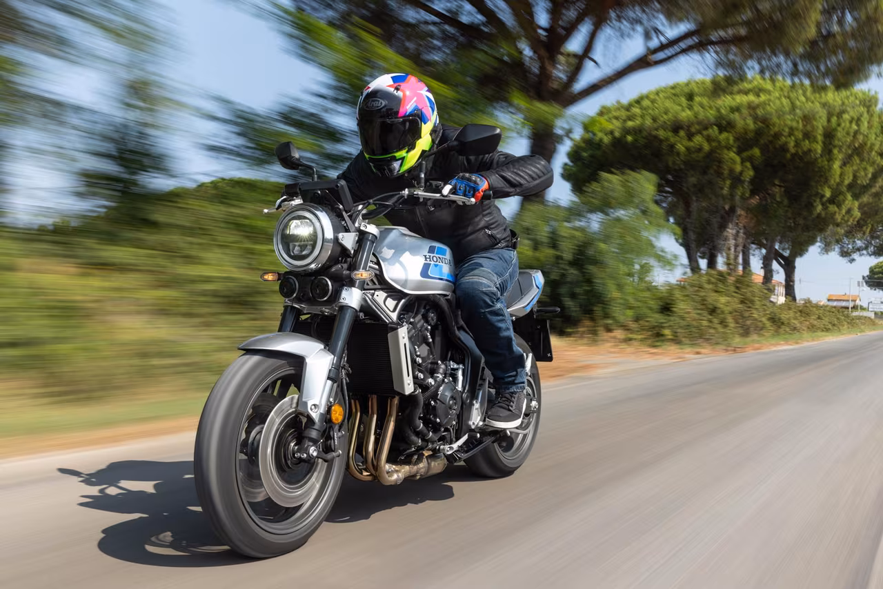 Honda CB1000F проходит поворот на дороге