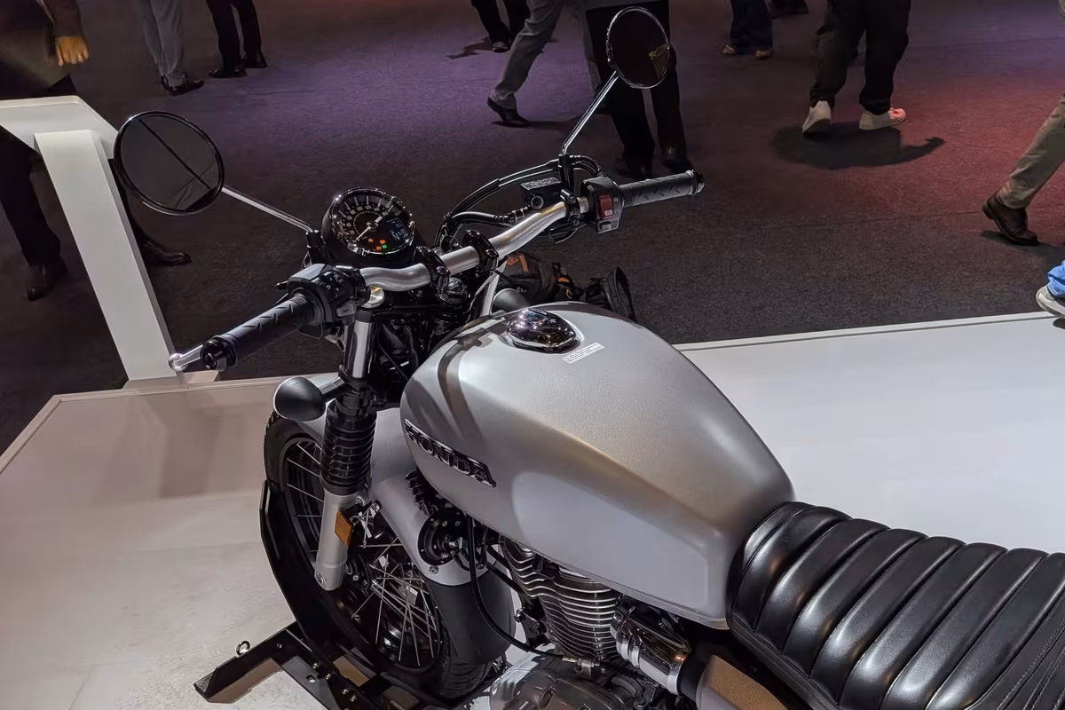 Honda CB500 - светодиодная фара и цифровая приборная панель