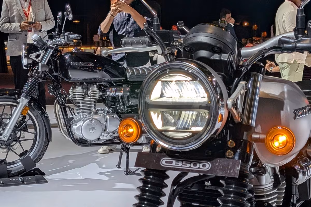 Классический мотоцикл Honda CB500 с одноцилиндровым двигателем на презентации в Индии