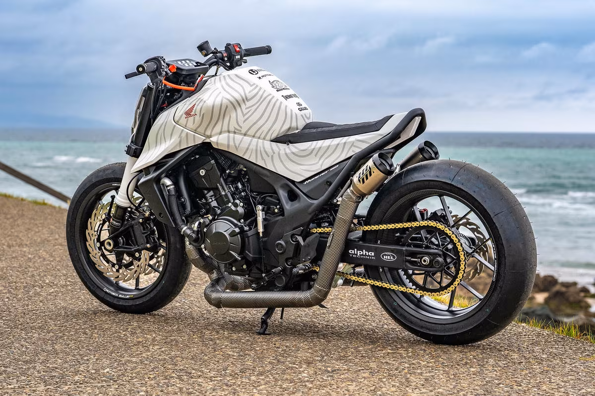 Стритфайтер Honda CB750 White Venom