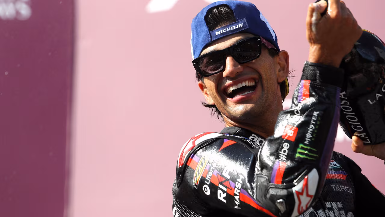 Хорхе Мартин на Aprilia во время старта Гран-при MotoGP в Австрии