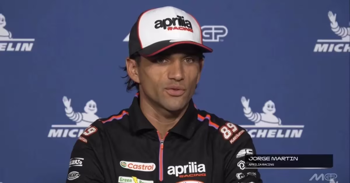 Хорхе Мартин на Aprilia в боксах перед Гран-при Испании в Арагоне