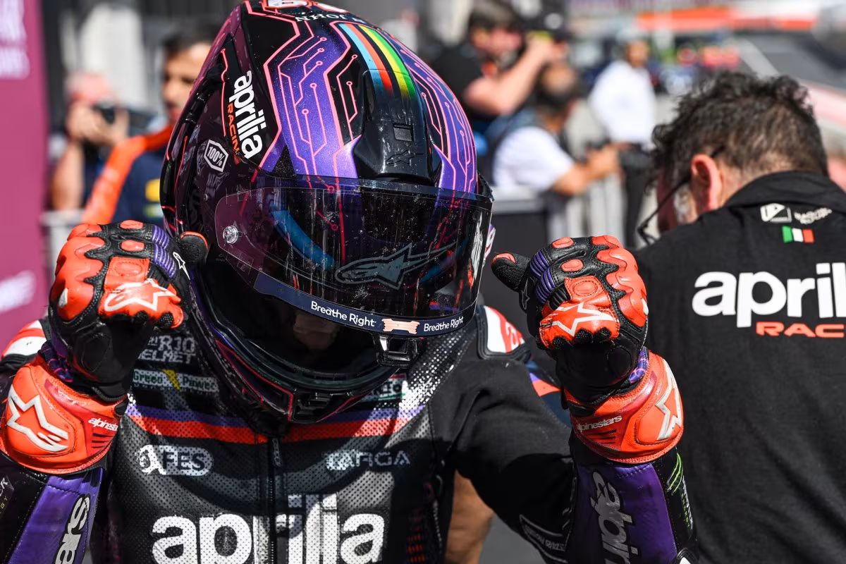 Хорхе Мартин на мотоцикле MotoGP во время Гран-при