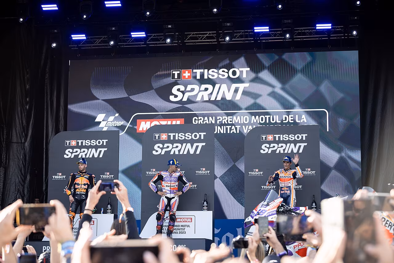 Брэд Биндер на подиуме спринта MotoGP в Валенсии в 2023 году