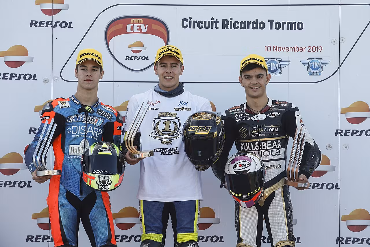 Джереми Алькоба на подиуме гонки CEV Moto3 в Валенсии в 2019 году