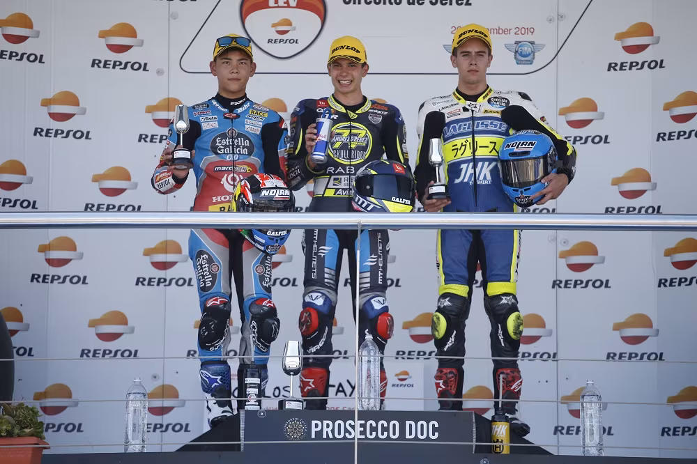 Джереми Алькоба на подиуме гонки CEV Moto3 в Хересе в 2019 году