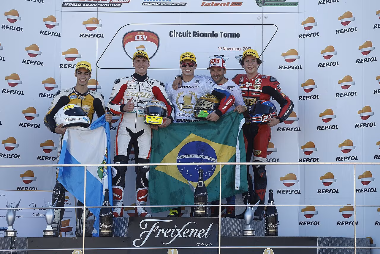 Эрик Гранадо на подиуме гонки CEV Moto2 в Валенсии в 2017 году