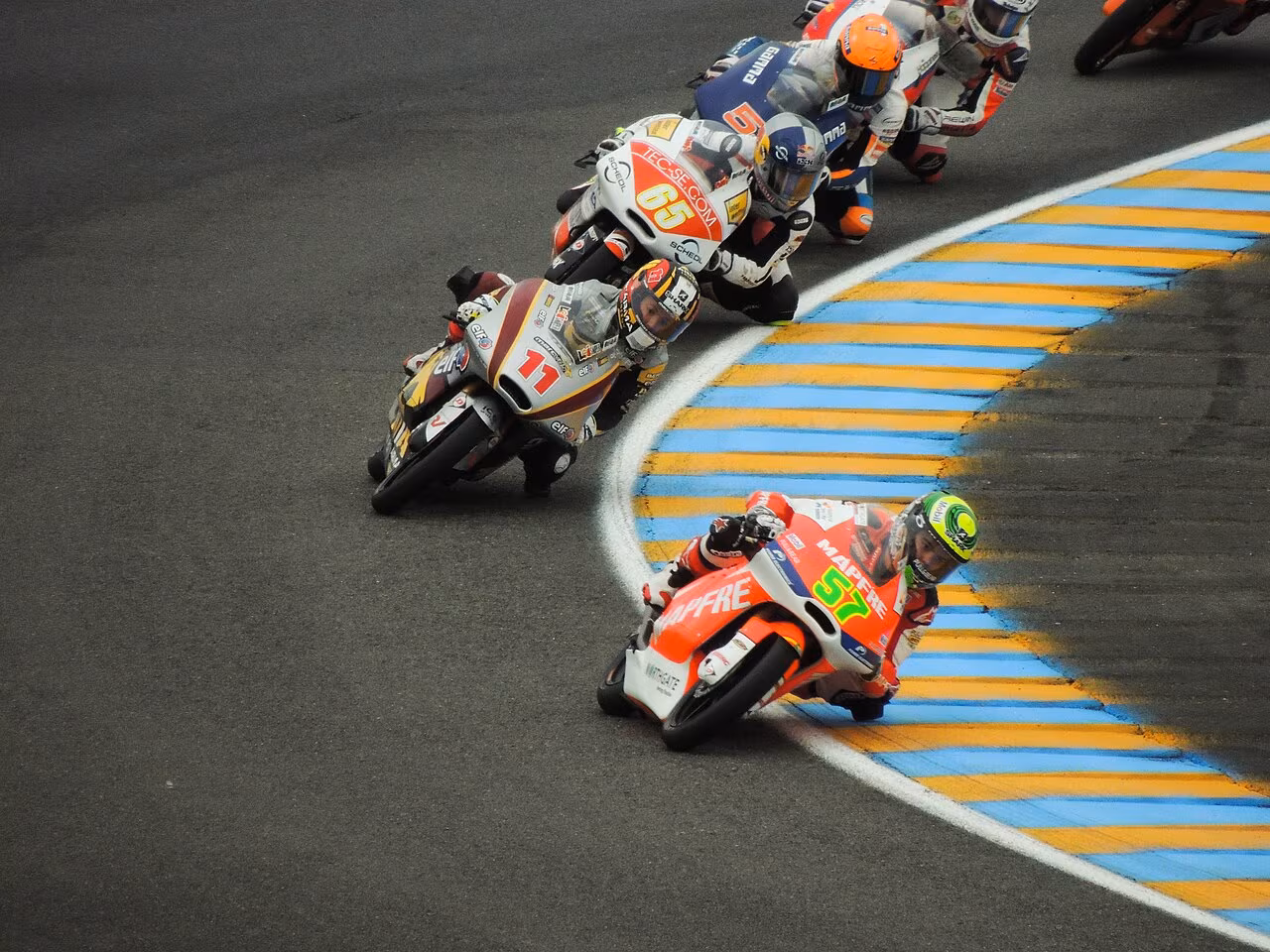 Филипп Оттль под номером 65 в гонке Moto3 в Ле-Мане в 2013 году