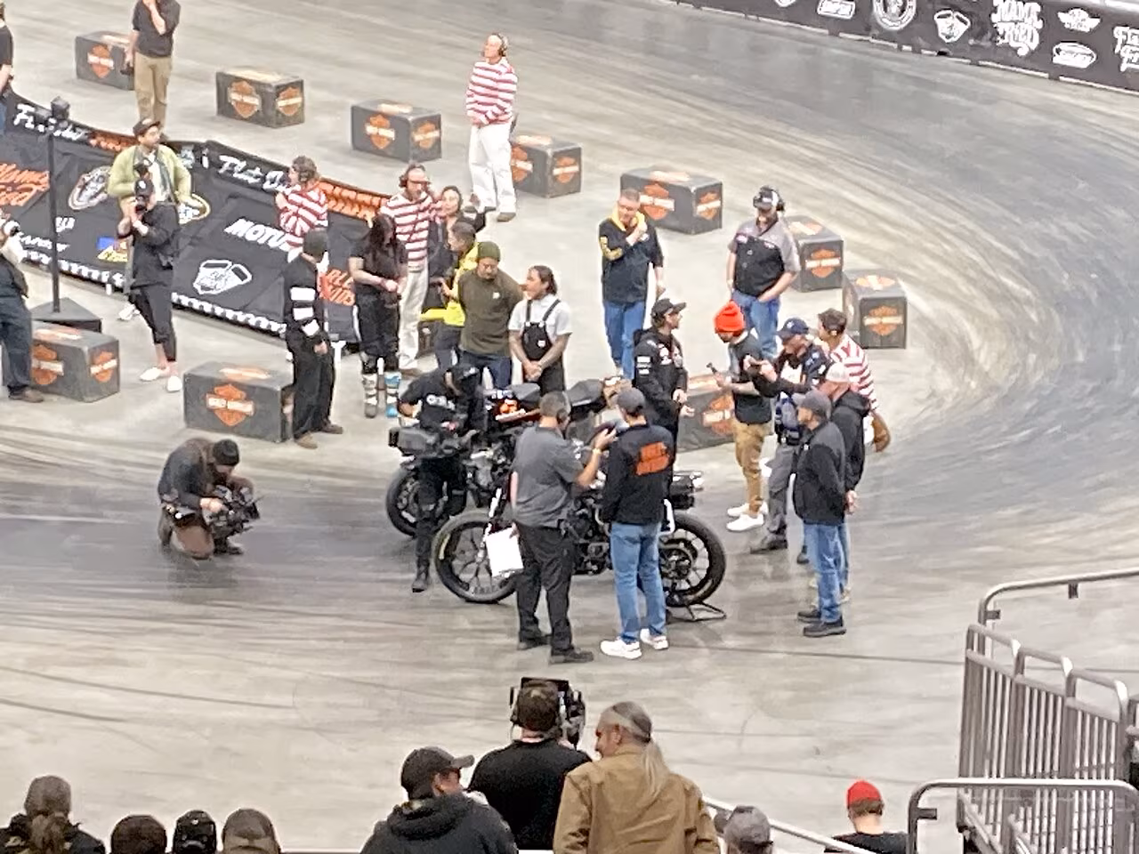 Команда Harley-Davidson American Flat Track на Flat Out Friday 2026 в Милуоки.