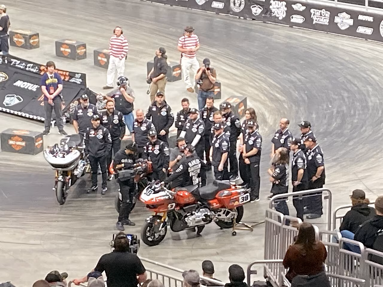 Команда Harley-Davidson MotoAmerica на Flat Out Friday 2026 в Милуоки.