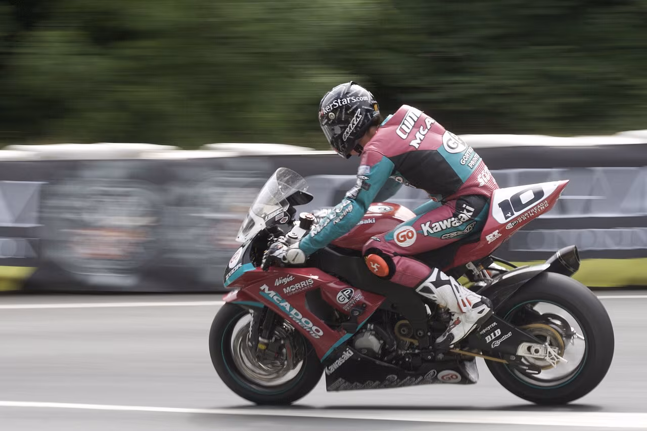 Конор Камминс на последнем круге Senior TT 2009 года, где он занял второе место