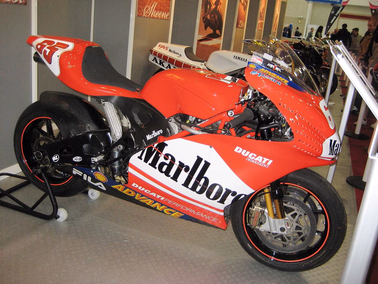 Ducati Desmosedici GP3, на которой Лорис Капиросси выступал в сезоне MotoGP 2003 года