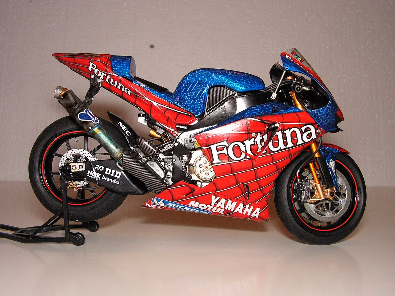 Модель Yamaha YZR M1 Марко Меландри 2004 года