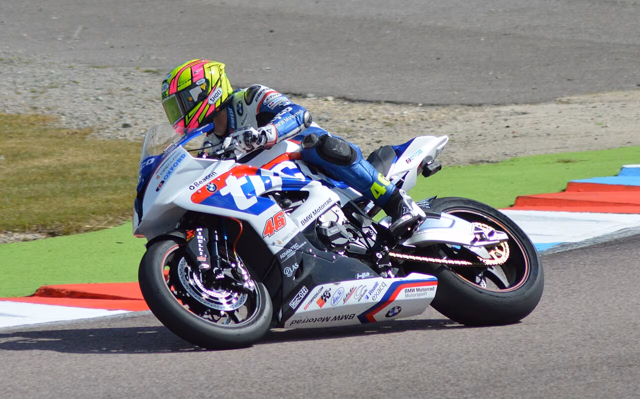 Томми Брайдуэлл на тренировке British Superbikes в Тракстоне, 2015 год