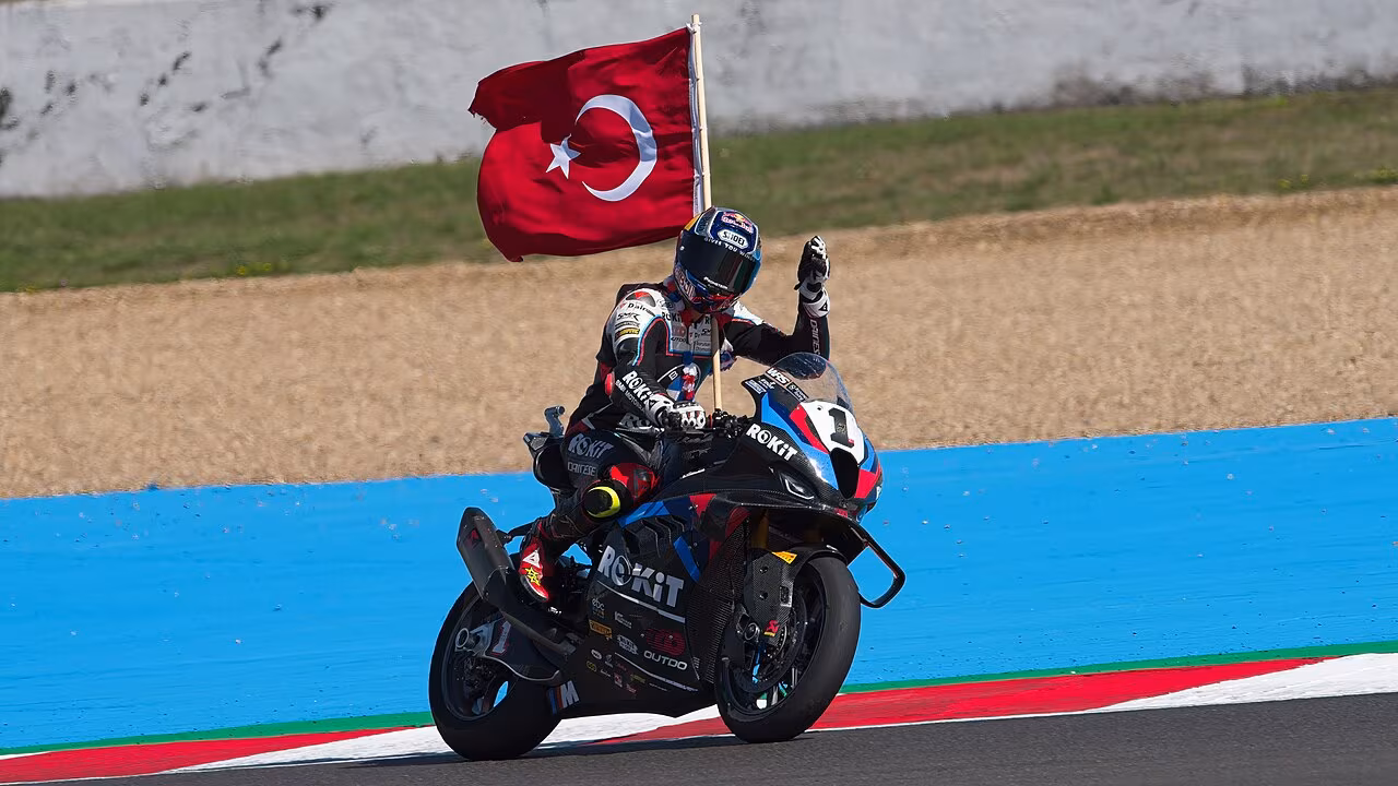 Топрак Разгатлиоглу на круге почёта после этапа WSBK во Франции в 2025 году