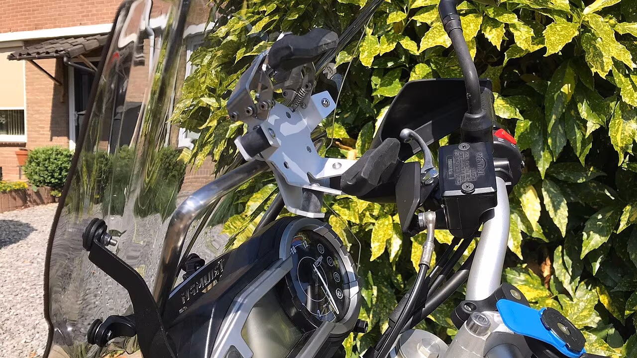 Крепление GPS Touratech на Triumph Tiger 800.