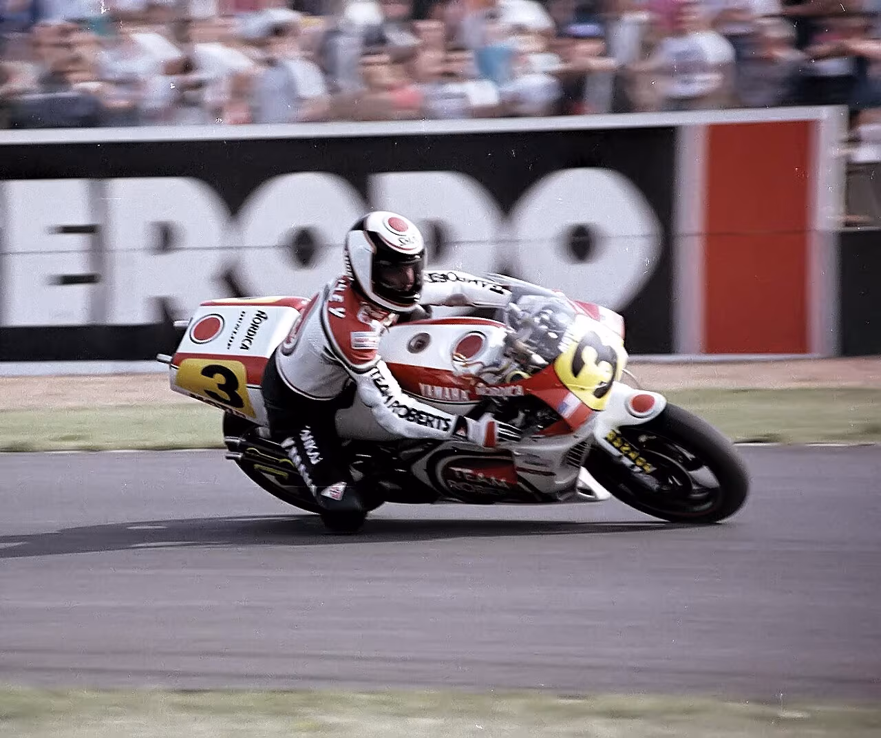 Уэйн Рейни на Lucky Strike Roberts Yamaha на Гран-при Великобритании 1989 года