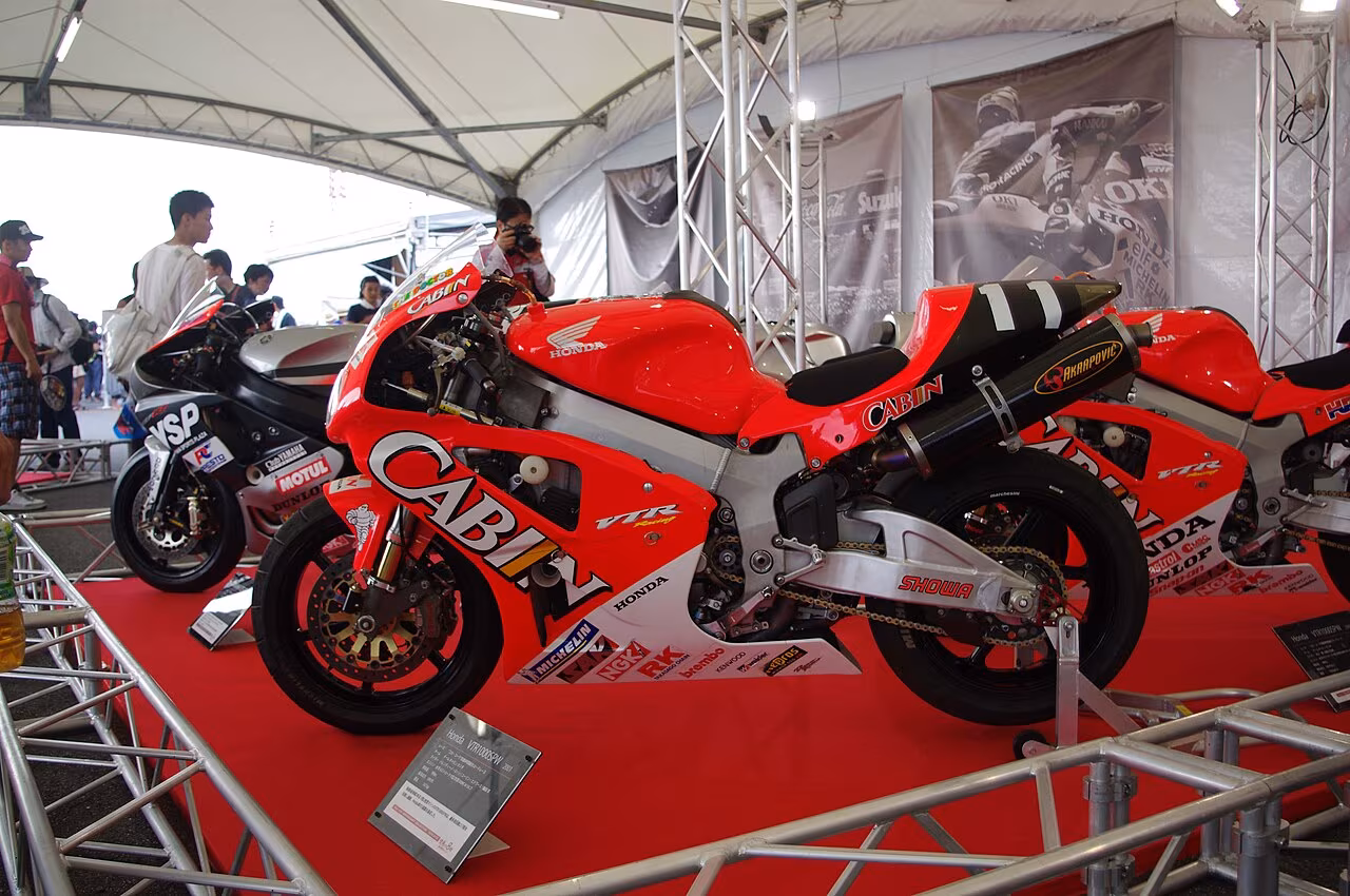 Honda VTR1000SPW №11, на которой Валентино Росси и Колин Эдвардс выиграли Suzuka 8 Hours в 2001 году