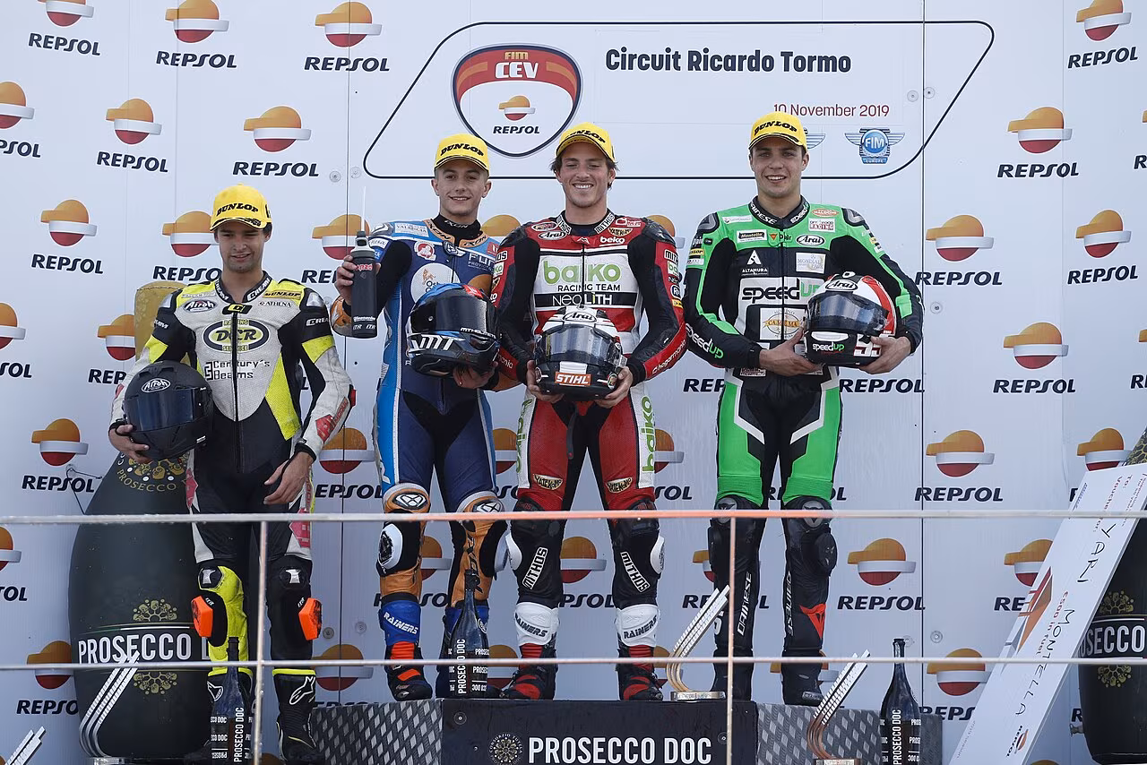 Яри Монтелла на подиуме этапа CEV Moto2 в Валенсии в 2019 году