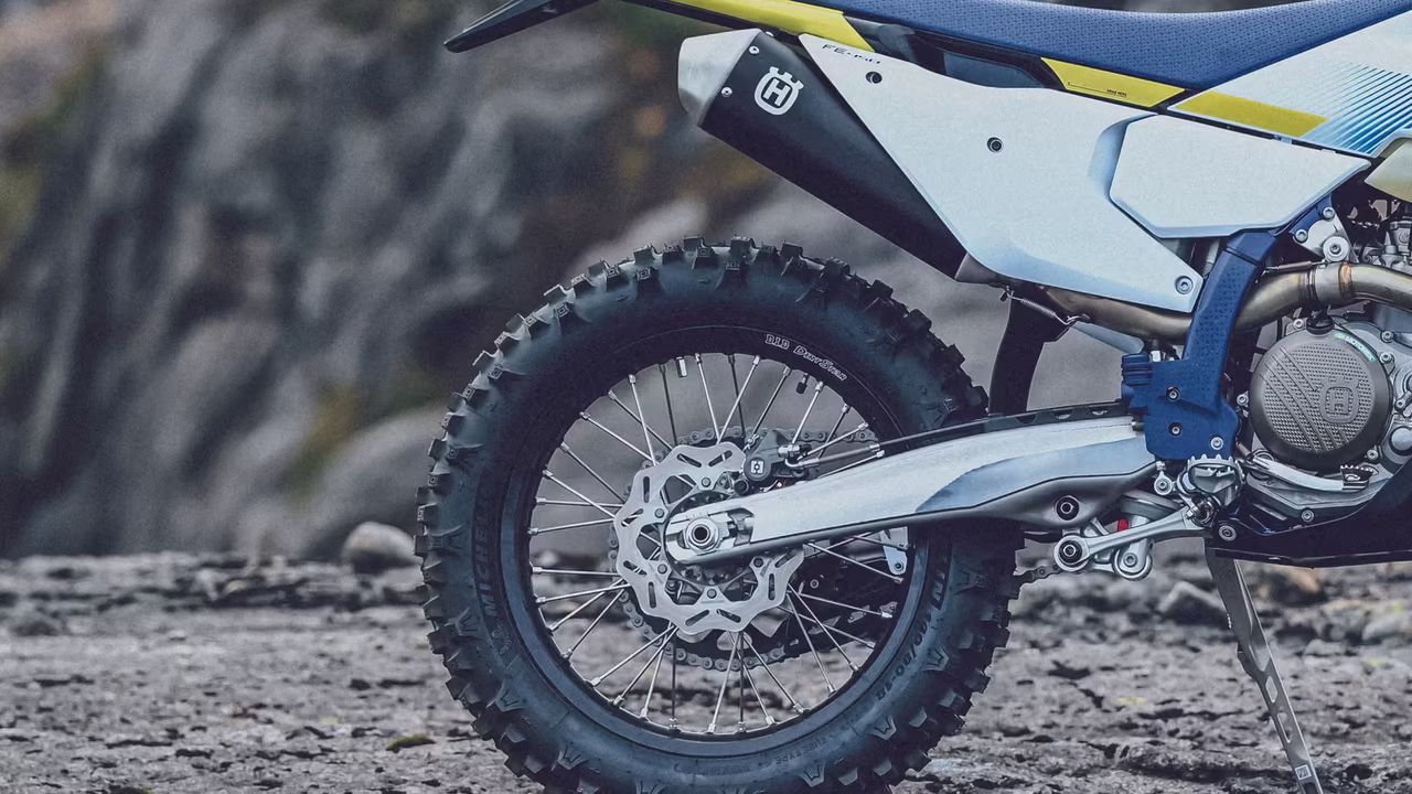 Эндуро Husqvarna на трассе