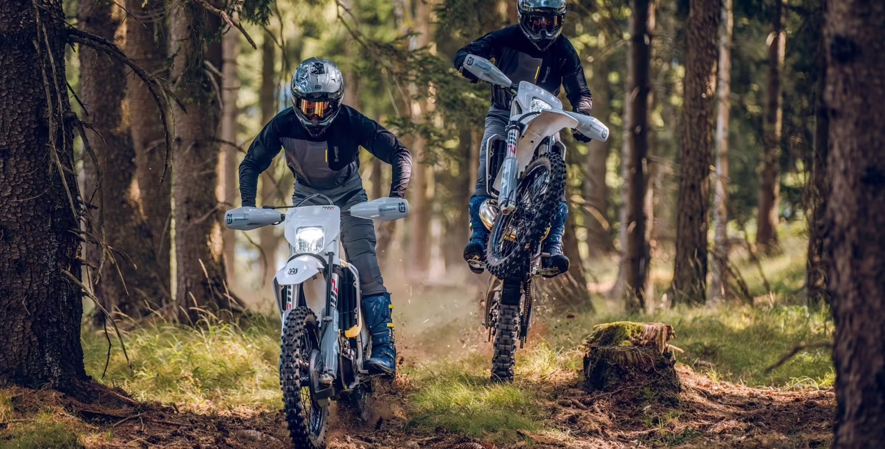 Husqvarna TE 300 Pro и FE 350 Pro 2027 года с графикой заводской команды Rockstar Energy Husqvarna Factory Racing