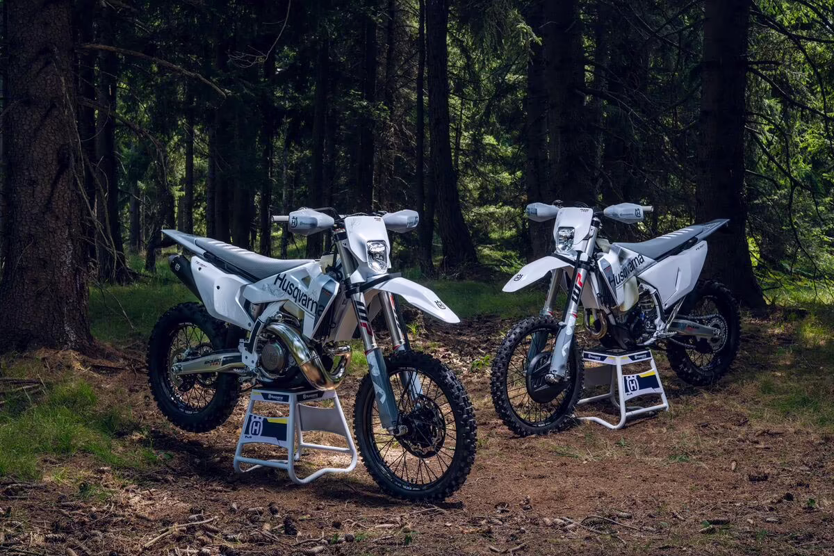 Husqvarna TE 300 Pro и FE 350 Pro 2027 на фоне грунтовой трассы