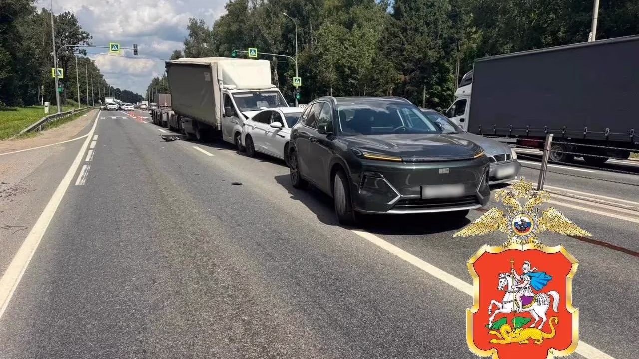 Последствия ДТП с участием шести автомобилей на Дмитровском шоссе в Московской области - РИА Новости, 1920, 05.08.2026